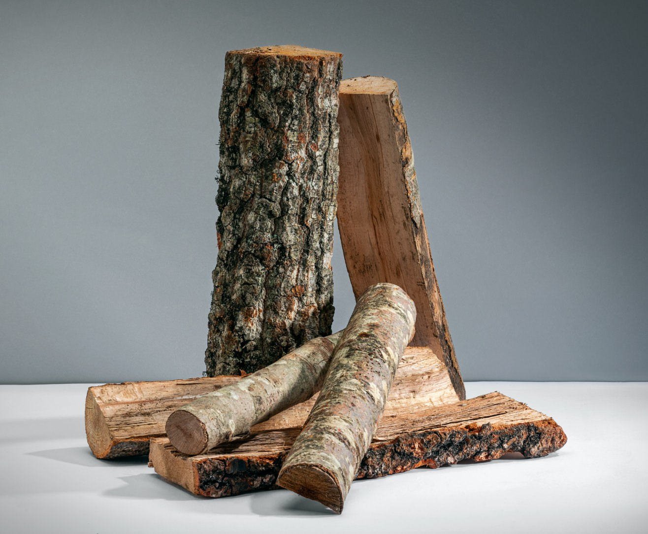 Dettaglio diversi tipi di ceppi legna da ardere in vendita a Milano presso Cella Combustibili