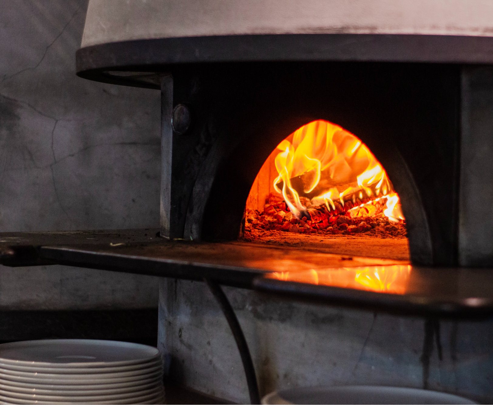 Close-up forno pizzeria alimentato a ceppi di legna Cella Combustibili Milano